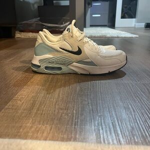 Woman’s white light, blue and gray air max